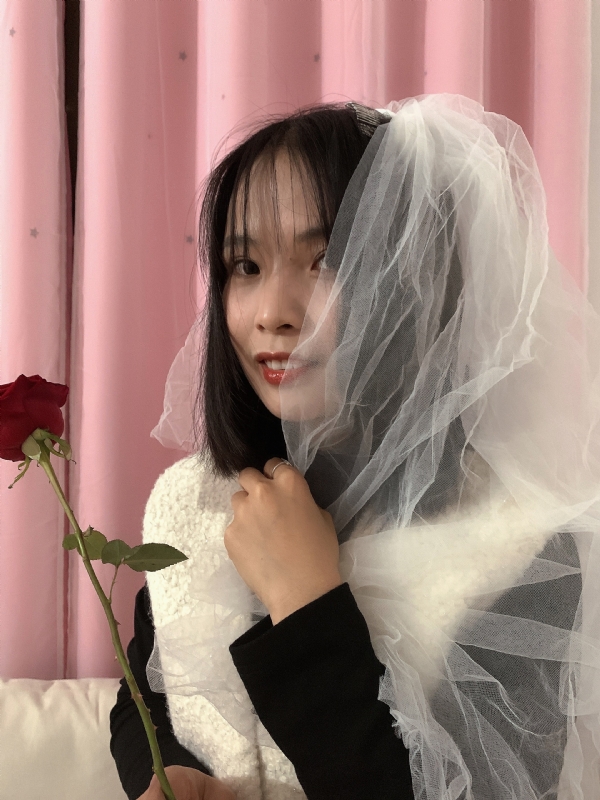 持紫菜包饭的女孩的第一张照片--云霄交友网